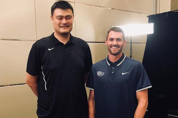 姚明乐福合影 姚明乐福合影显得乐福小鸟依人